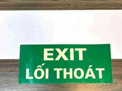 Biển exit dạ quang tự phát sáng